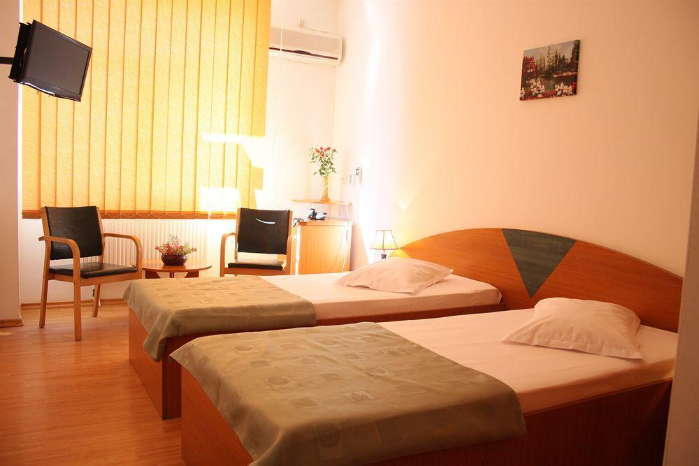 בוקרשט Hotel Sir Lujerului מראה חיצוני תמונה